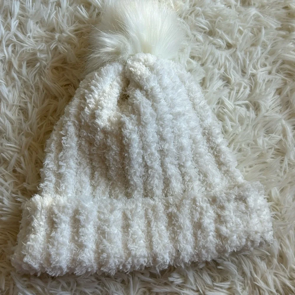 Nubby knit ivory Pom Pom beanie One size fits all SOFT!